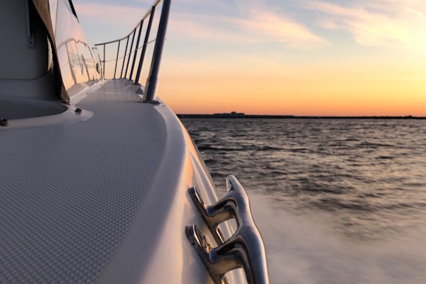 Barca che va verso il tramonto